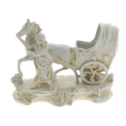 Sujet en biscuit figurant une jeune fill