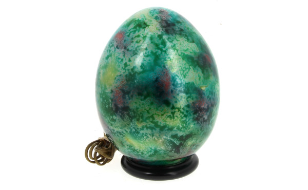 Lampe en forme d'œuf en verre dans les t