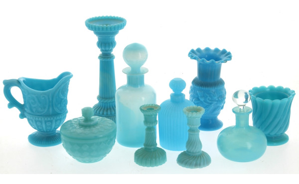 Lot de pièces en opaline de foire bleue 