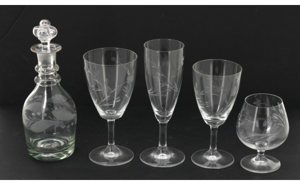 Service de verres à décor gravé comprena