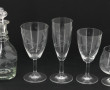 Service de verres à décor gravé comprena
