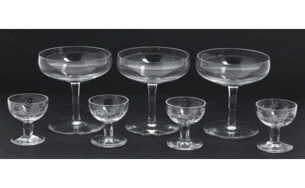 9 coupes à champagne en cristal : on y j