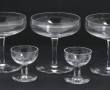9 coupes à champagne en cristal : on y j