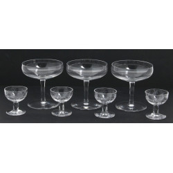 9 coupes à champagne en cristal : on y j