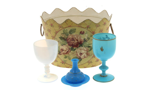 Deux verres calices en opaline blanche, 