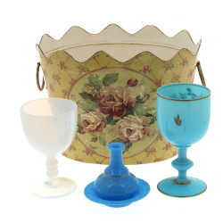 Deux verres calices en opaline blanche, 